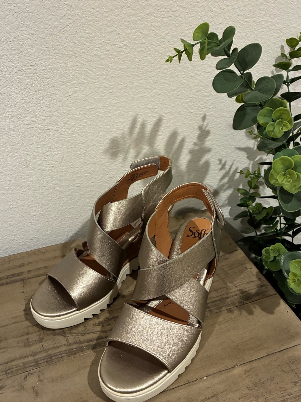 Söfft Metallic Gold Leather Platform Wedge Sandals Size 10.